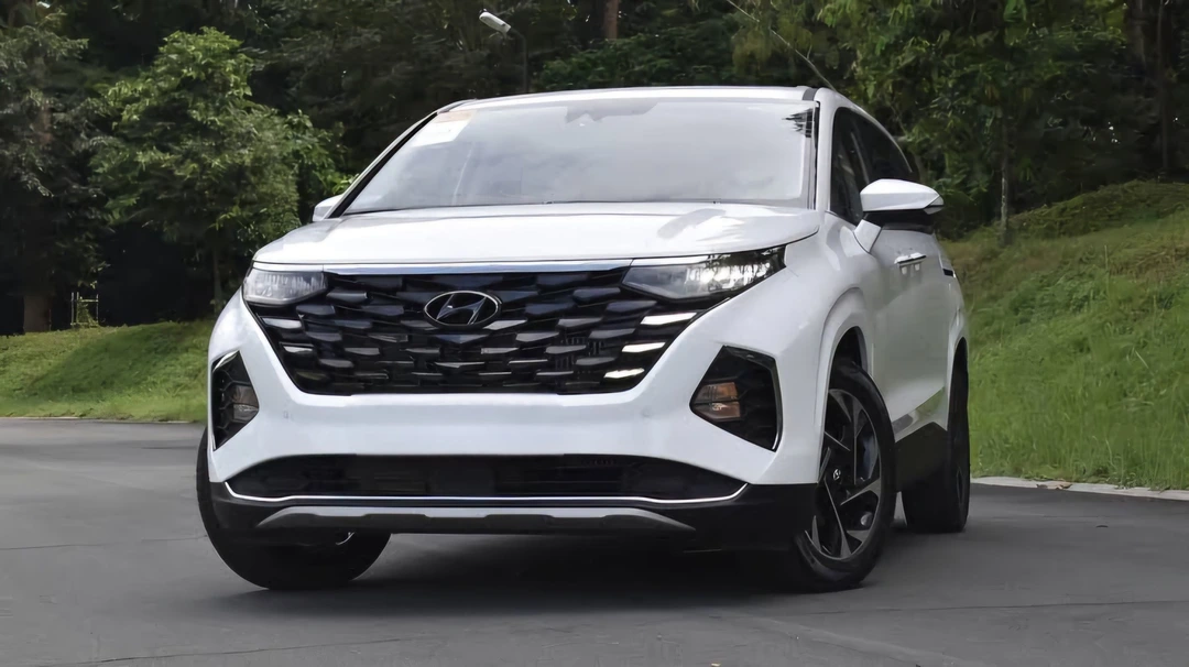 Hyundai Custin White premium 7-seater MPV for rent in Cebu