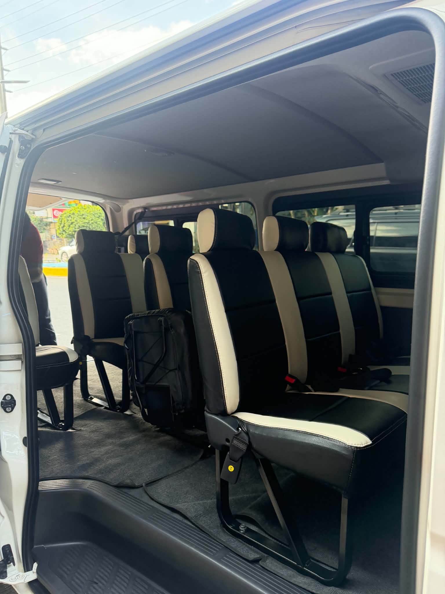 Toyota HIACE Commuter - White - Image 4