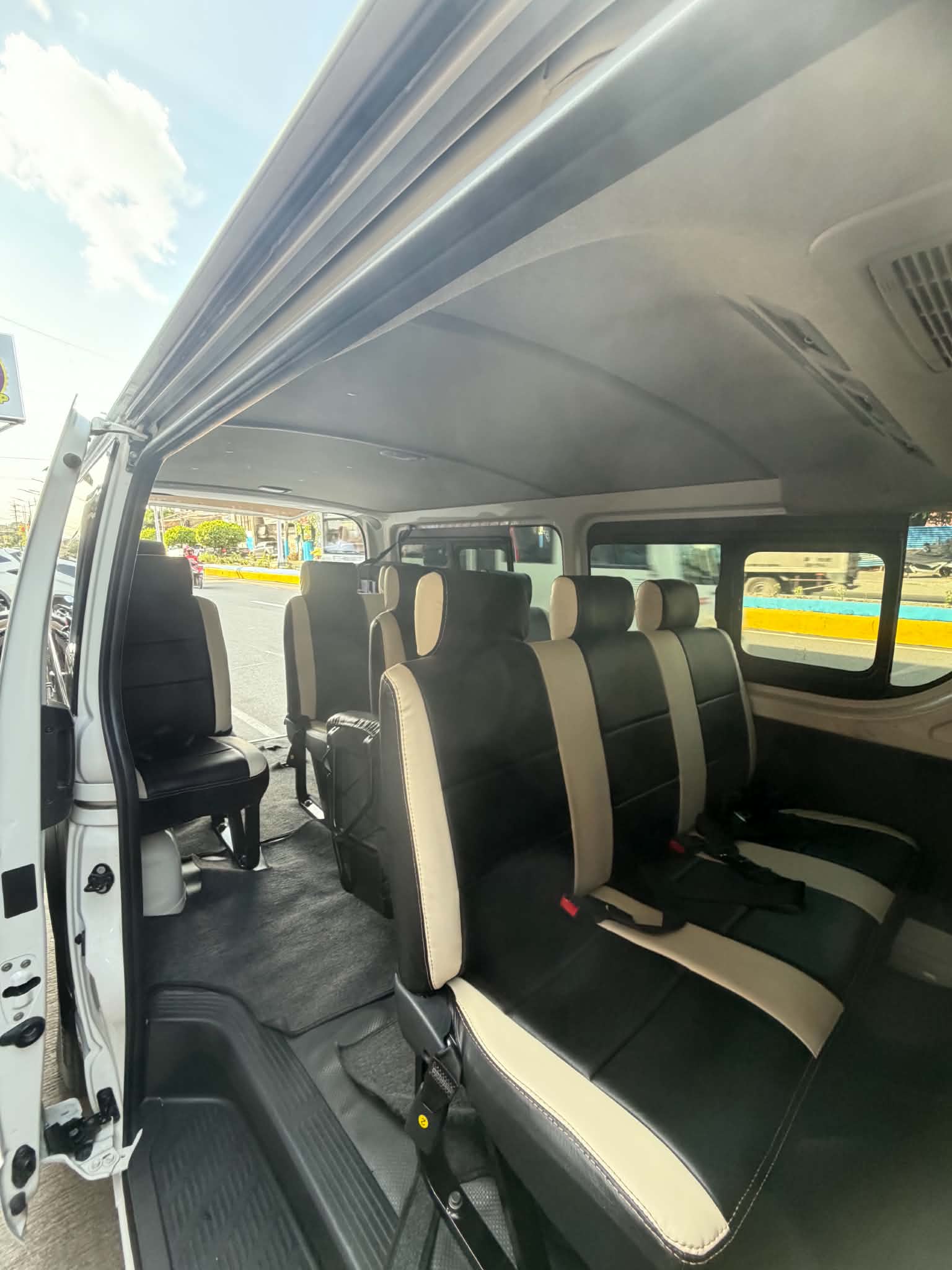Toyota HIACE Commuter - White - Image 5